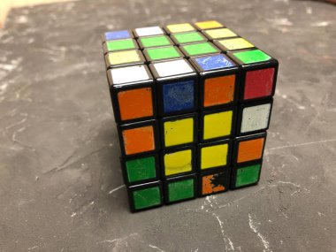 Mermer bir zemin üzerine büyük bir Rubik küpü 3 x 3. Karmaşık sorunları çözme.