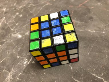Mermer bir zemin üzerine büyük bir Rubik küpü 3 x 3. Karmaşık sorunları çözme.