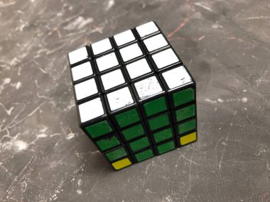 Mermer bir zemin üzerine büyük bir Rubik küpü 3 x 3. Karmaşık sorunları çözme.