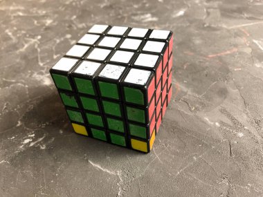 Mermer bir zemin üzerine büyük bir Rubik küpü 3 x 3. Karmaşık sorunları çözme.