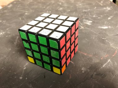 Mermer bir zemin üzerine büyük bir Rubik küpü 3 x 3. Karmaşık sorunları çözme.