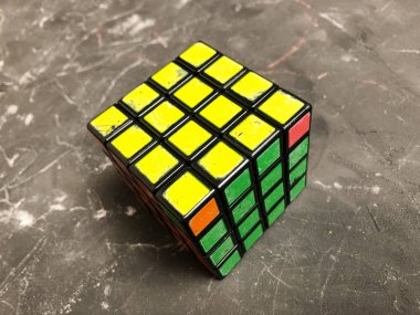 Mermer bir zemin üzerine büyük bir Rubik küpü 3 x 3. Karmaşık sorunları çözme.