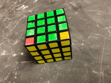 Mermer bir zemin üzerine büyük bir Rubik küpü 3 x 3. Karmaşık sorunları çözme.