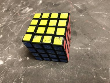 Mermer bir zemin üzerine büyük bir Rubik küpü 3 x 3. Karmaşık sorunları çözme.