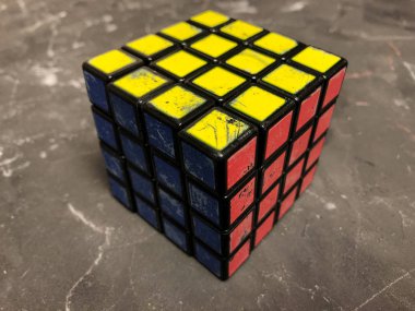 Mermer bir zemin üzerine büyük bir Rubik küpü 3 x 3. Karmaşık sorunları çözme.