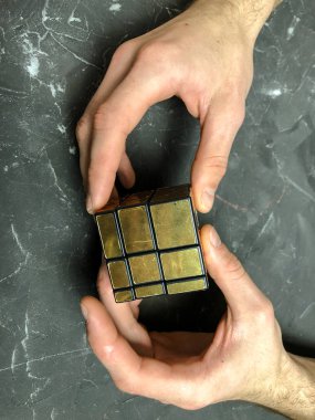 holding sihirli ayna küp mermer bir arka plan üzerinde erkek eller. kopya alanı ile.