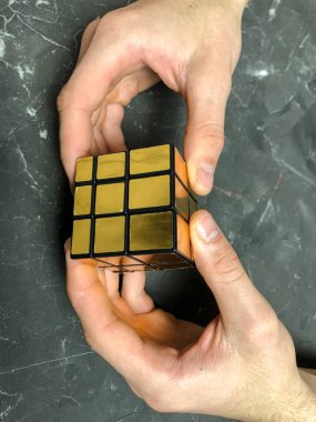 holding sihirli ayna küp mermer bir arka plan üzerinde erkek eller. kopya alanı ile.