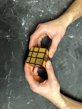 holding sihirli ayna küp mermer bir arka plan üzerinde erkek eller. kopya alanı ile.