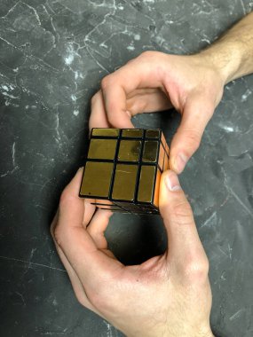 holding sihirli ayna küp mermer bir arka plan üzerinde erkek eller. kopya alanı ile.