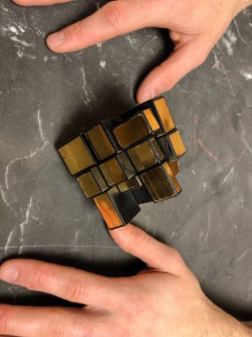 holding sihirli ayna küp mermer bir arka plan üzerinde erkek eller. kopya alanı ile.