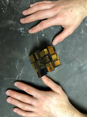 holding sihirli ayna küp mermer bir arka plan üzerinde erkek eller. kopya alanı ile.