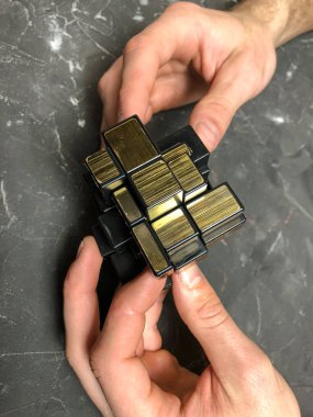 holding sihirli ayna küp mermer bir arka plan üzerinde erkek eller. kopya alanı ile.