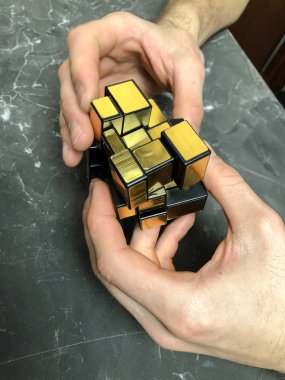 holding sihirli ayna küp mermer bir arka plan üzerinde erkek eller. kopya alanı ile.