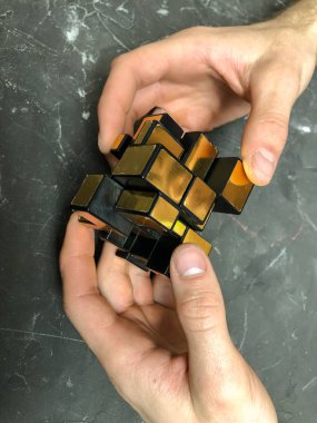 holding sihirli ayna küp mermer bir arka plan üzerinde erkek eller. kopya alanı ile.