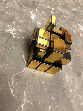 holding sihirli ayna küp mermer bir arka plan üzerinde erkek eller. kopya alanı ile.