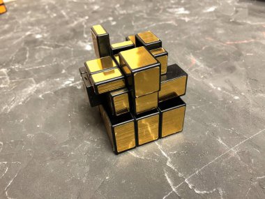 holding sihirli ayna küp mermer bir arka plan üzerinde erkek eller. kopya alanı ile.