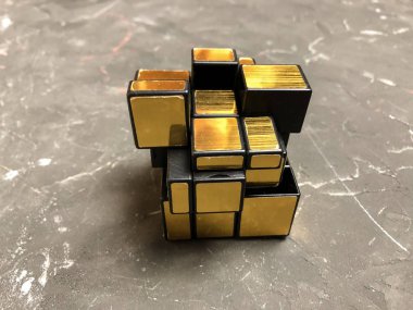 holding sihirli ayna küp mermer bir arka plan üzerinde erkek eller. kopya alanı ile.