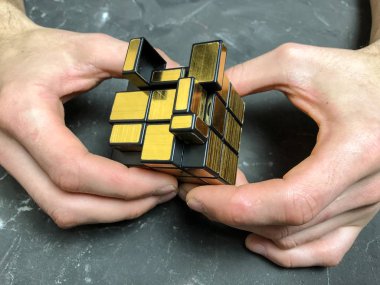 holding sihirli ayna küp mermer bir arka plan üzerinde erkek eller. kopya alanı ile.