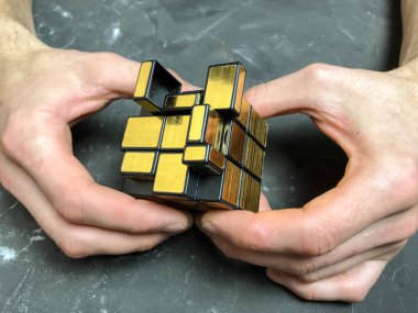 holding sihirli ayna küp mermer bir arka plan üzerinde erkek eller. kopya alanı ile.