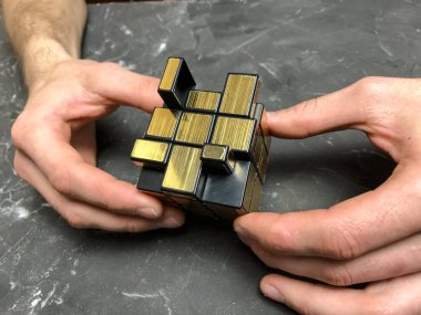 holding sihirli ayna küp mermer bir arka plan üzerinde erkek eller. kopya alanı ile.