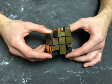 holding sihirli ayna küp mermer bir arka plan üzerinde erkek eller. kopya alanı ile.