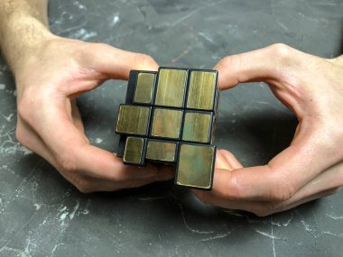 holding sihirli ayna küp mermer bir arka plan üzerinde erkek eller. kopya alanı ile.