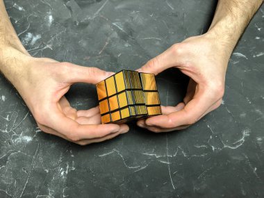 holding sihirli ayna küp mermer bir arka plan üzerinde erkek eller. kopya alanı ile.