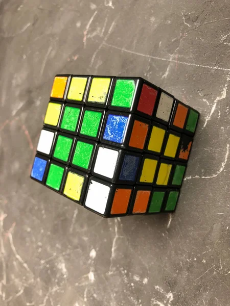 Mermer bir zemin üzerine büyük bir Rubik küpü 3 x 3. Karmaşık sorunları çözme.