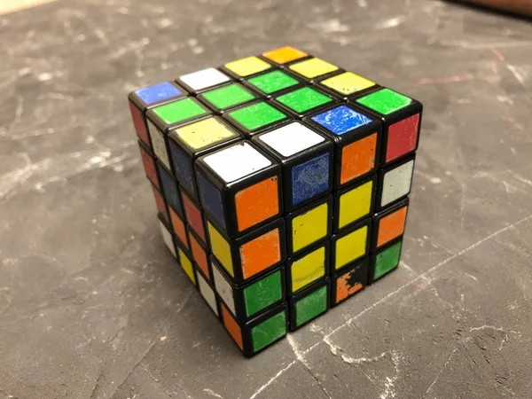 Mermer bir zemin üzerine büyük bir Rubik küpü 3 x 3. Karmaşık sorunları çözme.
