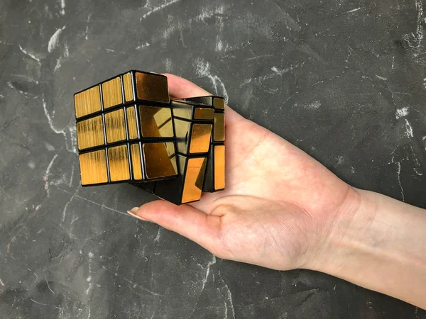 Cubo Rubik 3X3 Las Manos Los Hombres Primer Plano Vista — Foto de Stock