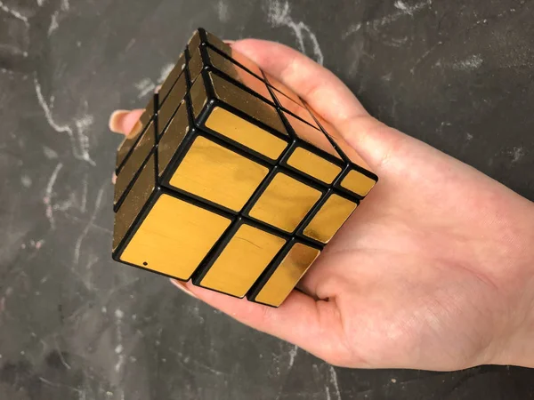 Cubo Rubik 3X3 Las Manos Los Hombres Primer Plano Vista — Foto de Stock