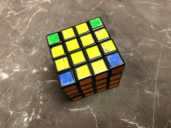 Mermer bir zemin üzerine büyük bir Rubik küpü 3 x 3. Karmaşık sorunları çözme.