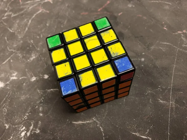 Mermer bir zemin üzerine büyük bir Rubik küpü 3 x 3. Karmaşık sorunları çözme.
