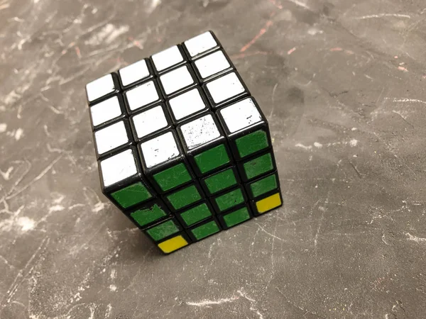 Mermer bir zemin üzerine büyük bir Rubik küpü 3 x 3. Karmaşık sorunları çözme.