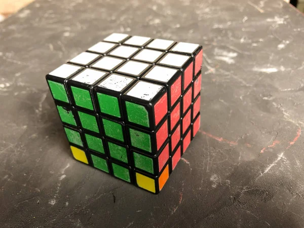 Mermer bir zemin üzerine büyük bir Rubik küpü 3 x 3. Karmaşık sorunları çözme.
