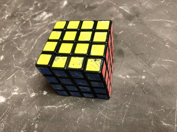 Mermer bir zemin üzerine büyük bir Rubik küpü 3 x 3. Karmaşık sorunları çözme.