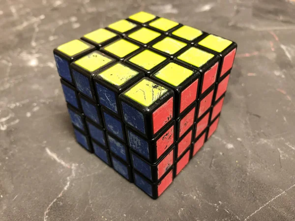Mermer bir zemin üzerine büyük bir Rubik küpü 3 x 3. Karmaşık sorunları çözme.
