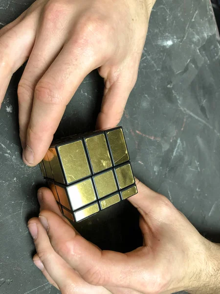 holding sihirli ayna küp mermer bir arka plan üzerinde erkek eller. kopya alanı ile.