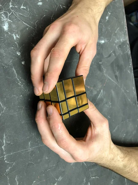 holding sihirli ayna küp mermer bir arka plan üzerinde erkek eller. kopya alanı ile.