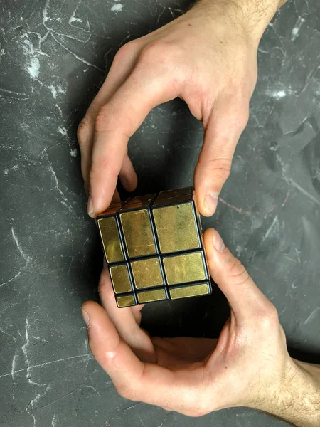 holding sihirli ayna küp mermer bir arka plan üzerinde erkek eller. kopya alanı ile.