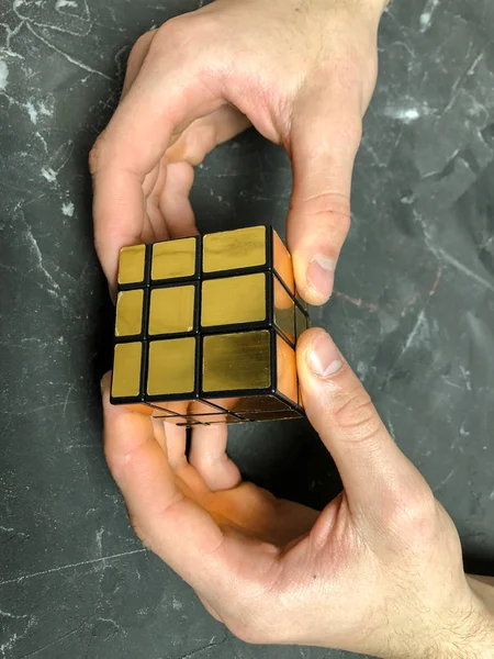 holding sihirli ayna küp mermer bir arka plan üzerinde erkek eller. kopya alanı ile.