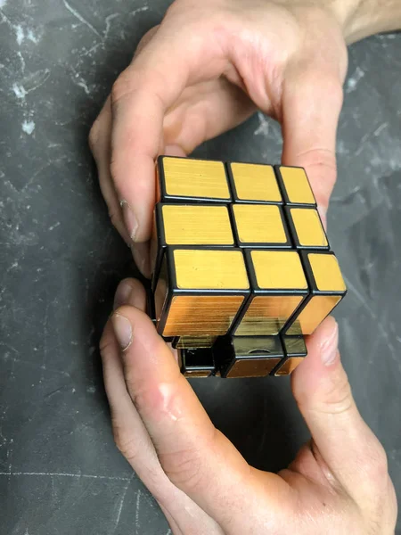 holding sihirli ayna küp mermer bir arka plan üzerinde erkek eller. kopya alanı ile.