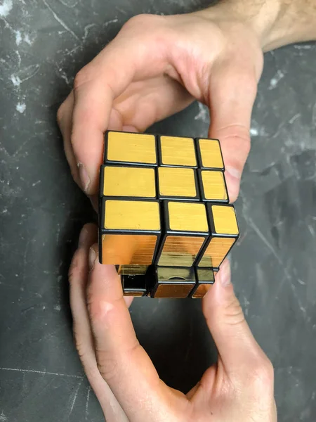 holding sihirli ayna küp mermer bir arka plan üzerinde erkek eller. kopya alanı ile.