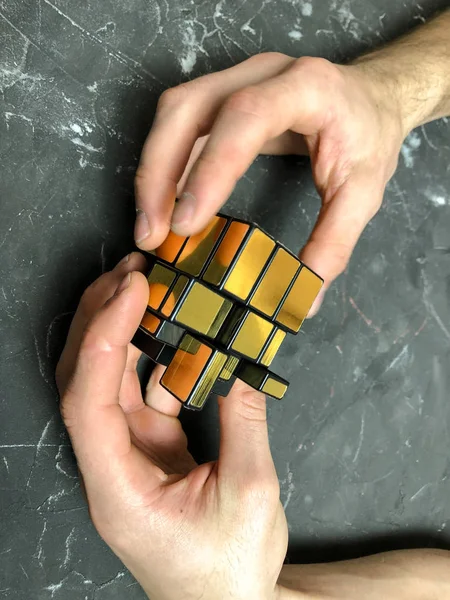 holding sihirli ayna küp mermer bir arka plan üzerinde erkek eller. kopya alanı ile.