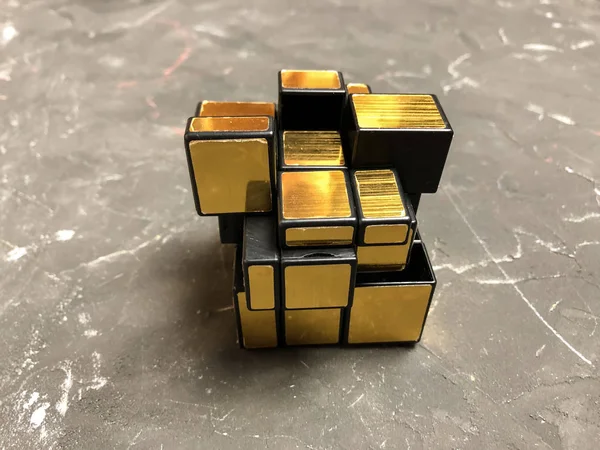 holding sihirli ayna küp mermer bir arka plan üzerinde erkek eller. kopya alanı ile.