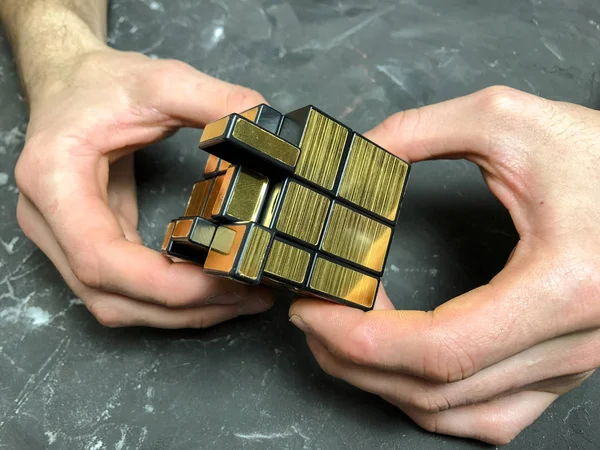 holding sihirli ayna küp mermer bir arka plan üzerinde erkek eller. kopya alanı ile.