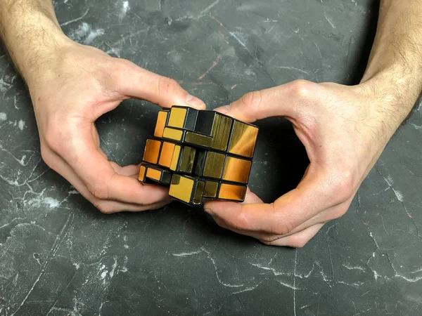 holding sihirli ayna küp mermer bir arka plan üzerinde erkek eller. kopya alanı ile.