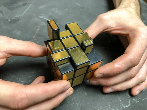 holding sihirli ayna küp mermer bir arka plan üzerinde erkek eller. kopya alanı ile.