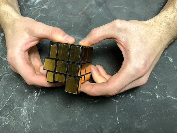 holding sihirli ayna küp mermer bir arka plan üzerinde erkek eller. kopya alanı ile.