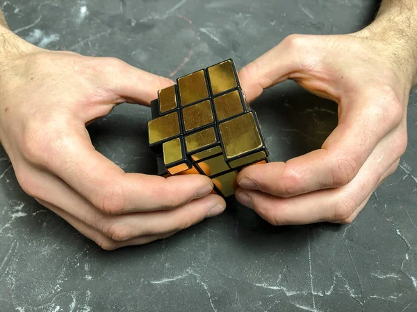 holding sihirli ayna küp mermer bir arka plan üzerinde erkek eller. kopya alanı ile.